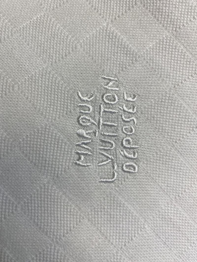 l0vis Vvtt0n shirt